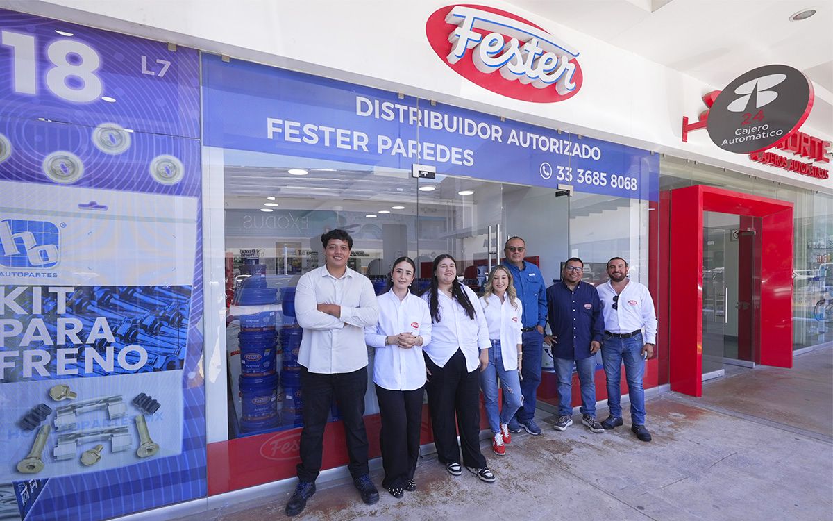 Equipo Fester Paredes frente a la sucursal